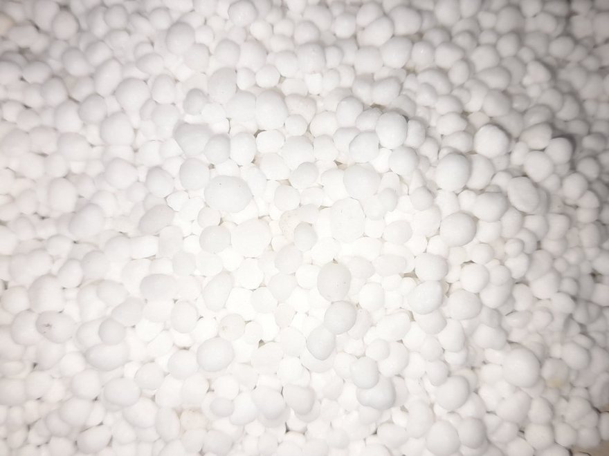 Granular urea, white rounded granules